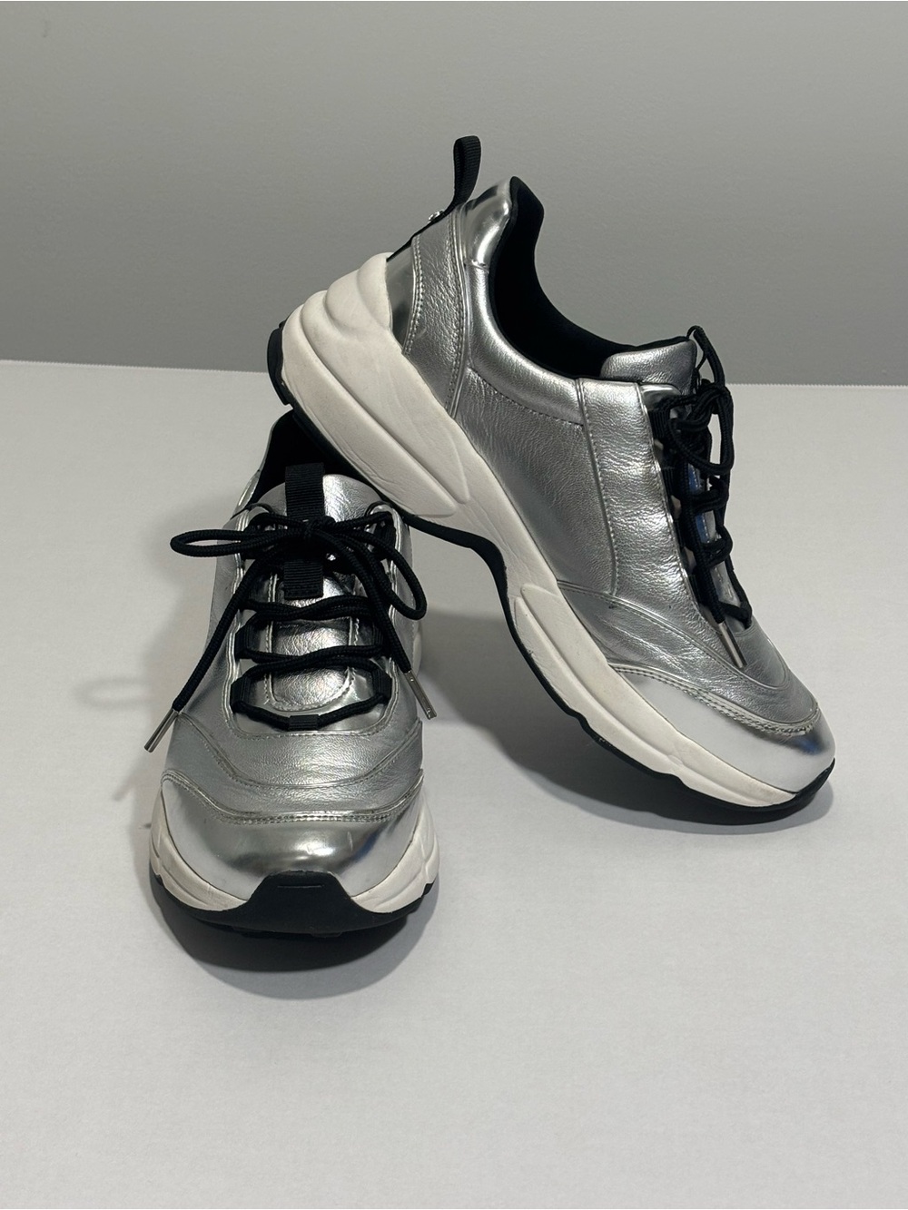 Michael Kors Silver Metallic Lace Up Logo Comfort Cushioned Women's 9.5 Sneakers